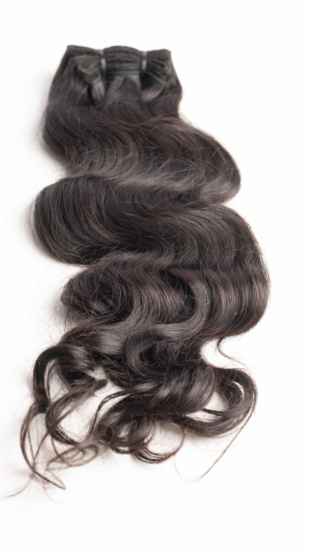 tissage ondulé en cheveux bruts indiens, texture naturelle et élégante, idéal pour un volume et un mouvement authentiques