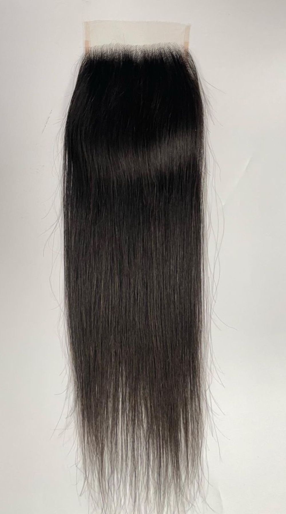 Closure lisse Raw Hair Indien 100% naturel, cheveux indiens bruts, installation facile, sans traitement chimique, cheveux lisses et brillants.