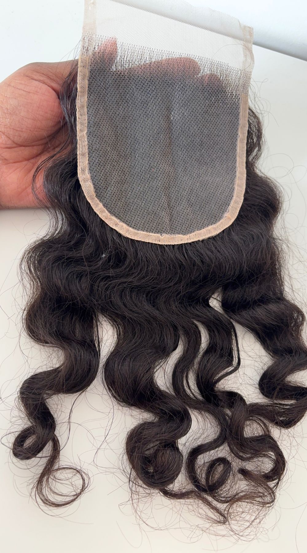 Closure en cheveux bruts indiens ondulés – 100 % raw hair, texture naturelle, non traitée, parfaite pour une finition invisible et soignée.
