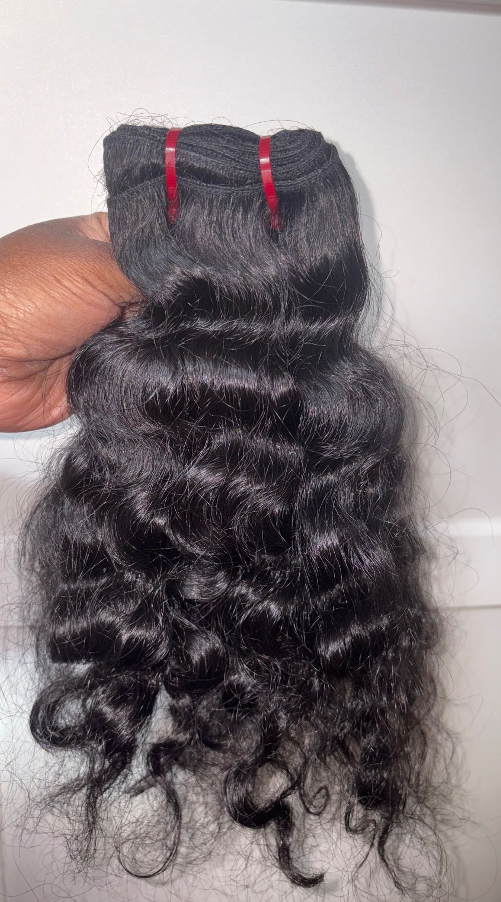 Tissage curly en cheveux bruts, boucles naturelles et volumineuses, texture authentique et résistante."