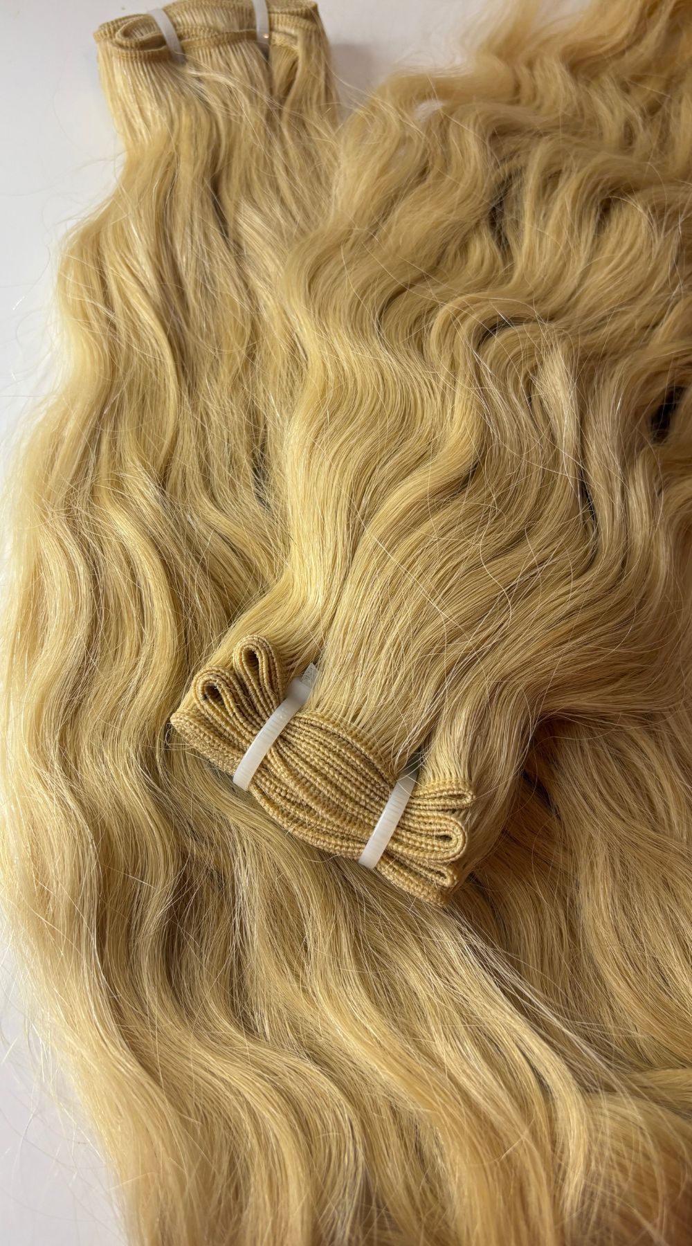Tissage de cheveux bruts indiens blond 613, couleur platine éclatante, texture naturelle et soyeuse
