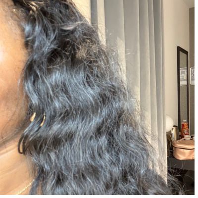 Perruque frisée naturelle avec frange - cheveux Raw Indien de qualité