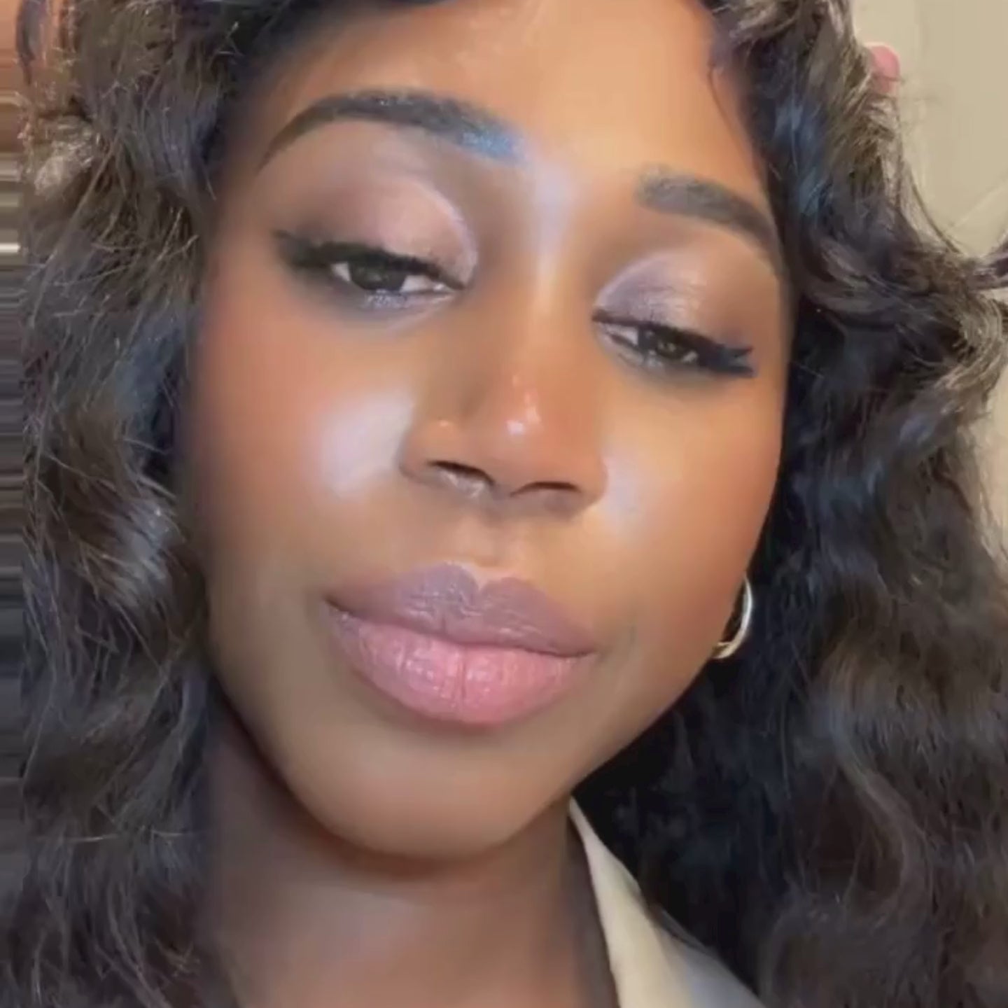 Perruque bouclée en cheveux bruts indiens, texture naturelle et boucles définies pour un look volumineux et élégant.